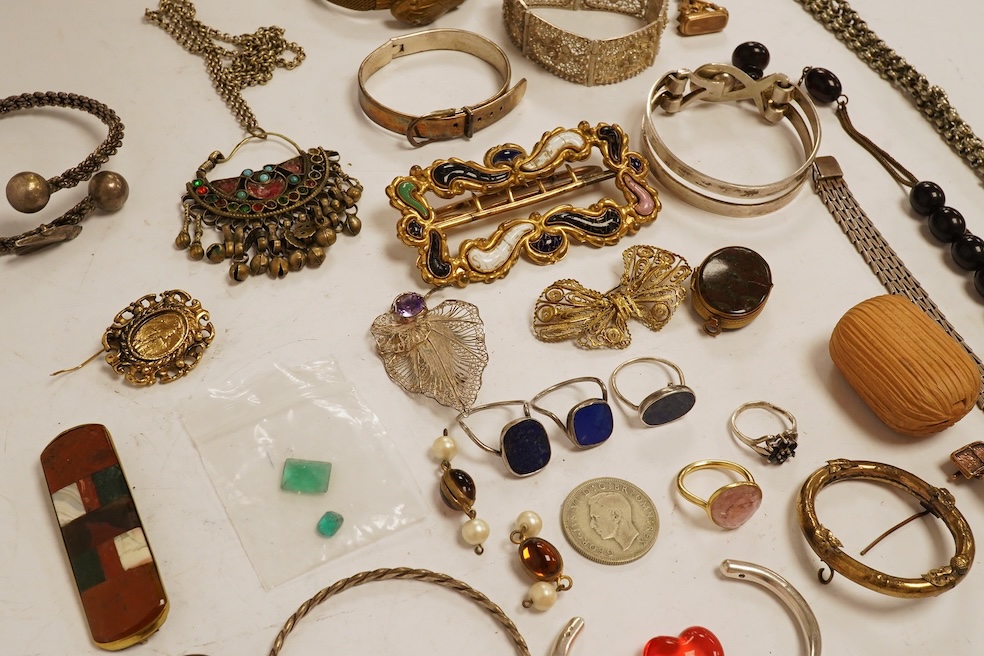 A quantity of assorted costume jewellery including an unmounted synthetic emerald, a white metal filigree bracelet, etc. Condition - poor to fair